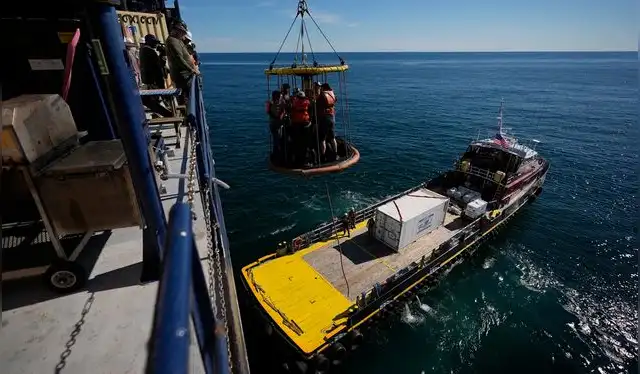 Los miembros de la Expedición 501 durante una rutina de exploración. Foto: Carolyn Kaster Los miembros de la Expedición 501 durante una rutina de exploración. Foto: Carolyn Kaster