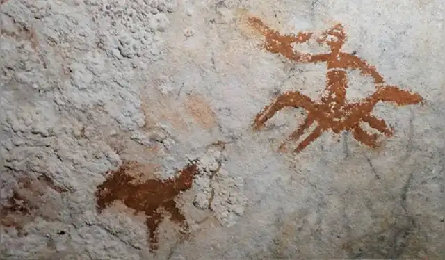  El tenue contorno de la huella de una mano (sobre la figura oscura del pájaro) en la cueva de Liang Metanduno. Foto: Maxime Aubert   