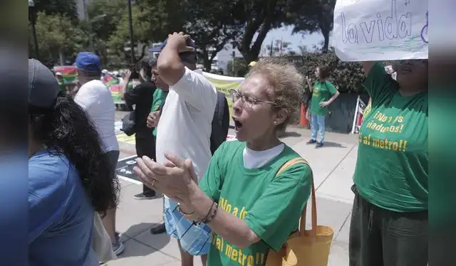 Colectivos de Lima y Callao se movilizaron en la avenida Javier Prado, rechazando proyectos viales. Foto: John Reyes / La República.   