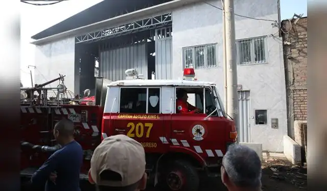 Los bomberos enfrentaron dificultades por la escasez de agua, logrando reducir el fuego a un código 2 tras varias horas de arduo trabajo. Foto: Carlos Félix / La República.   