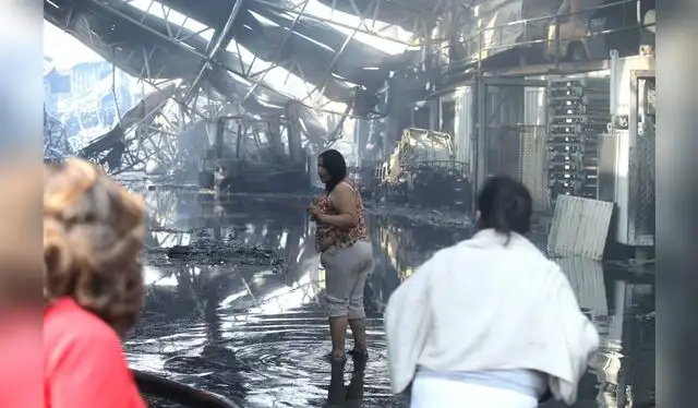  El siniestro generó preocupación entre los vecinos debido a explosiones en el lugar. Foto: Carlos Félix / La República.   