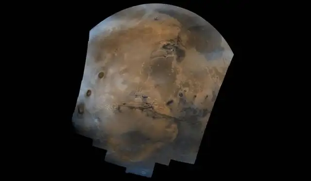  Valles Marineris (centro) es el cañón más largo del sistema solar y alberga numerosos indicios de agua antigua. Foto: NASA/JPL/USGS   