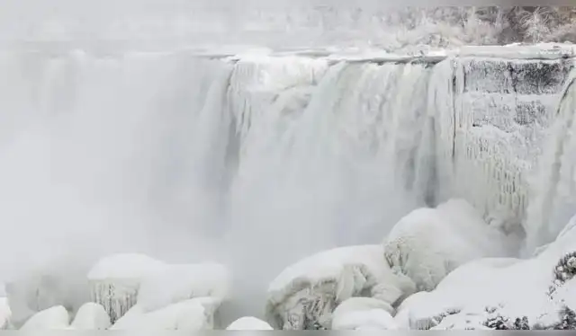 Las Cataratas del Niágara se congelaron debido a las bajas temperaturas. Foto: EFE   