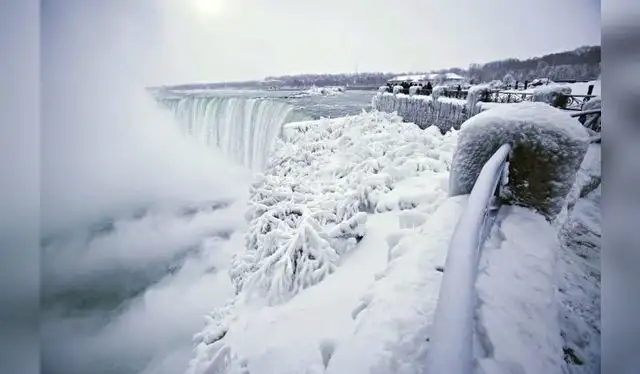 Las Cataratas del Niágara se congelaron debido a las bajas temperaturas. Foto: AP   