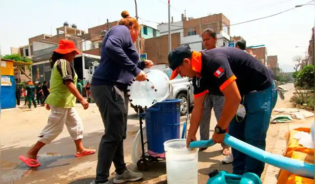  Sedapal pidió a la población afectada tomar sus precauciones y almacenar agua con anticipación para cubrir sus necesidades básicas durante el periodo de suspensión del servicio. Foto: La República   