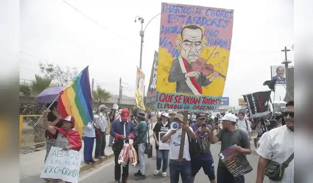  La <strong>marcha en Lima</strong> congregó a deudos de las víctimas de la represión de 2022 y 2023, colectivos juveniles y gremios de transporte que cuestionan la falta de sanciones y la crisis de seguridad bajo el gobierno de José Jerí. 