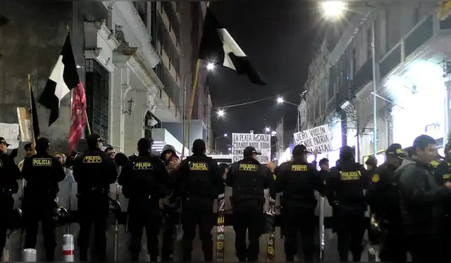  Enfrentamientos ocurrió en las afueras del teatro Fénix. Foto: Mirelia Quispe, La República    
