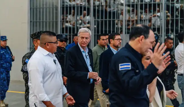  Kast recorre megacárcel de El Salvador durante su gira por Centroamérica. Foto: X/José Antonio Kast    