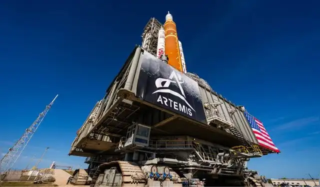 El cohete y la nave espacial Artemis II se desplaza hacia la plataforma de lanzamiento. Foto: NASA El cohete y la nave espacial Artemis II se desplaza hacia la plataforma de lanzamiento. Foto: NASA