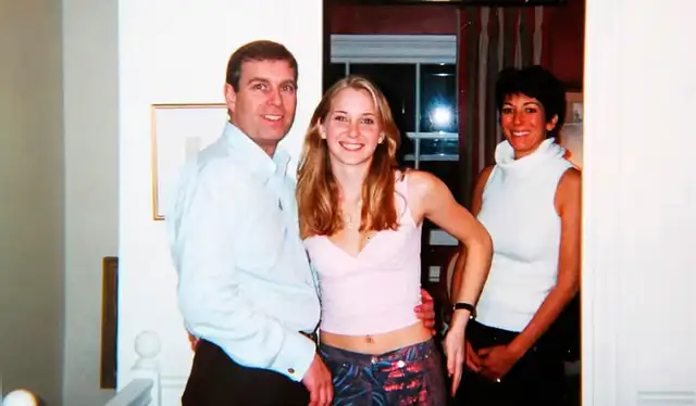 El príncipe Andrés es fotografiado junto a Virginia Giuffre durante su vinculación con los archivos de Epstein. Foto: AFP El príncipe Andrés es fotografiado junto a Virginia Giuffre durante su vinculación con los archivos de Epstein. Foto: AFP