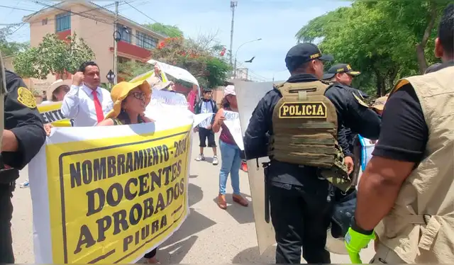  Docentes realizaron un plantón tras la llegada de Jorge Figueroa, pero fuero reprimidos por la Policía. Foto: Maribel Mendo, La República    