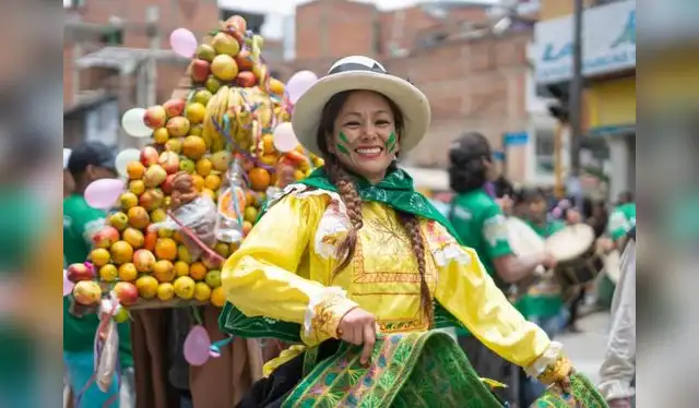 La vibrante energía del Carnaval Huaracino se desborda en Huaraz.   
