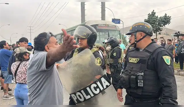 Paro en Ventanilla provoca escasez de unidades y alza de pasajes. Foto: Francisco Erazo/LR.   