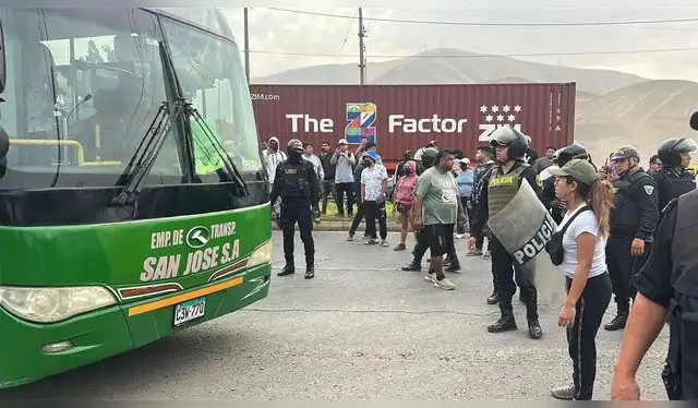 Conductores de transporte público bloquearon la avenida Néstor Gambetta en el Callao. Foto: Francisco Erazo/LR.   