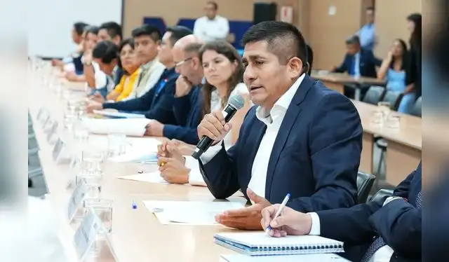  Zósimo Cárdenas, gobernador regional de Junín, cuestionó la falta de transparencia del gobierno en el replanteamiento del proyecto de la Nueva Carretera Central.   