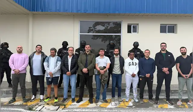 Hermanos del funcionario y 10 personas más también fueron detenidos. Foto: Fiscalía de Ecuador   