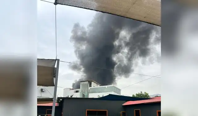  Incendio se registró en almacén clandestino en Huachipa. Foto: Difusión   