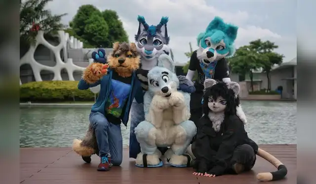 Personas disfrazadas con un traje de animal antropomórfico, furries. Foto: Kevin Lim 