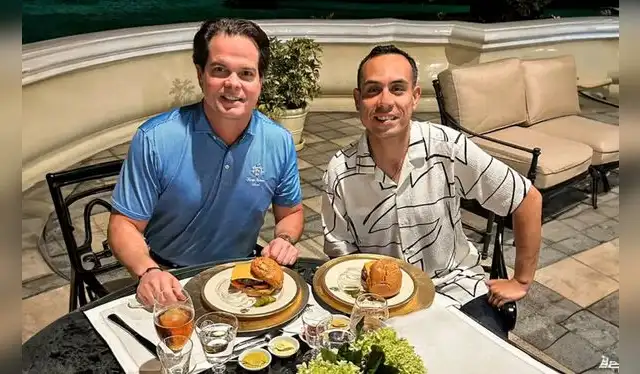 Embajador de EE.UU, Bernie Navarro, y José Jerí en reunión informal. “Cambiando el menú. Compartiendo una hamburguesa americana con el presidente del Perú", escribió el diplomático.   
