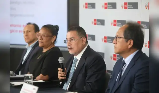 Ministro de Educación Jorge Figueroa anunció que solo tienen presupuesto inicial para 5.000 becas. Foto: Carlos Felix / URPI -LR    