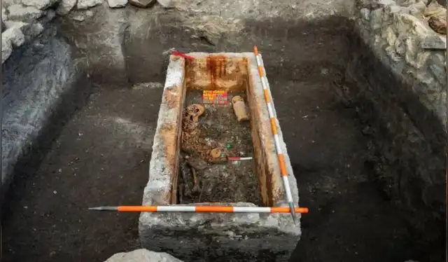  Sarcófago tras retirar su tapa en el yacimiento arqueológico en Budapest. Foto: Gabor Lakos / Budapest History Museum   