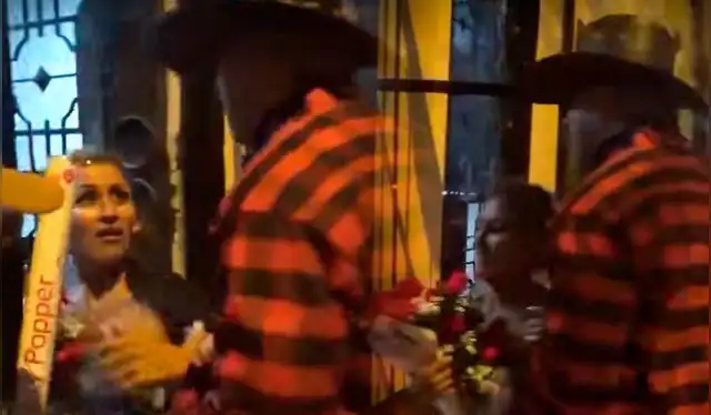  La mujer lucía muy contenta al recibir el regalo, pero su rostro dio un rotundo cambio al ver que se trataba de un operativo policial. Foto: composición LR/ América TV   