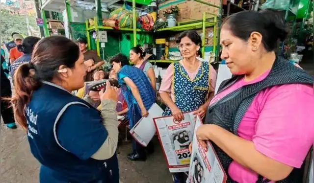  <em>Personal del Ministerio de Salud acude a las calles a brindar información sobre el dengue. Fuente: GOB.PE</em>    