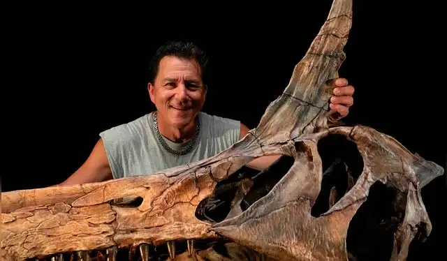  El paleontólogo Paul Sereno junto al cráneo de dinosaurio reconstruido. Foto: Keith Ladzinski   