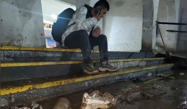 Cientos de personas quedaron retenidas en diferentes zonas por los desbordes. Foto: Mirelia Quispe - La República.   
