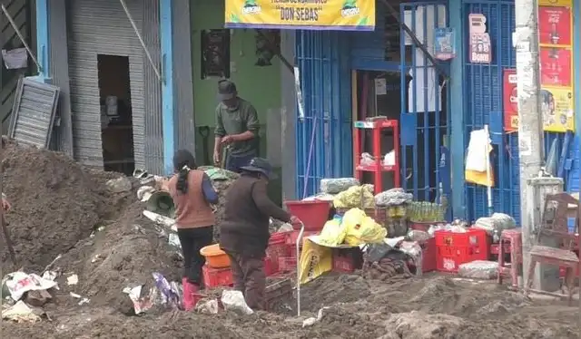 Comerciantes intentaron recuperar su mercadería del lodo. La tarea tuvo pocos resultados. Foto: Mirelia Quispe - La República.   