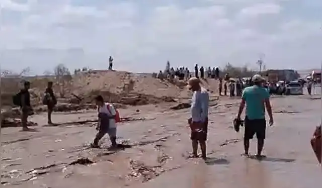 Pasajeros cruzan carretera afectada en Ica. Foto: difusión   