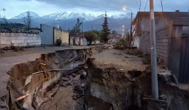  Sector Embajada de Japón, en Cayma, resultó con graves daños tras intensas lluvias. Foto: difusión   