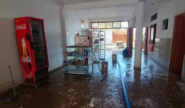 Propietarios de hoteles realizan el drenaje y desagüe de las aguas acumuladas con recursos propios ante la falta de apoyo. Foto: Maribel Mendo/La República Propietarios de hoteles realizan el drenaje y desagüe de las aguas acumuladas con recursos propios ante la falta de apoyo. Foto: Maribel Mendo/La República