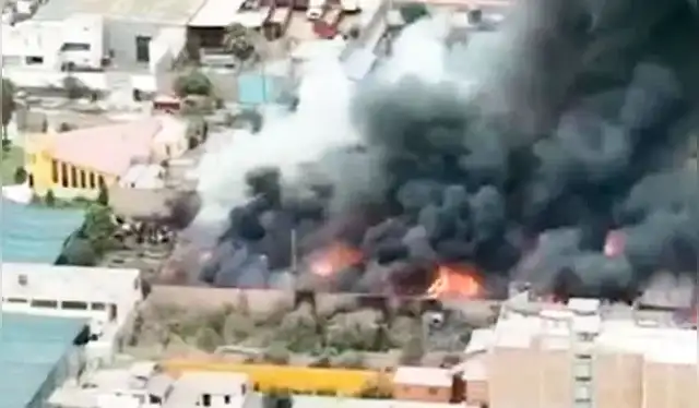  El fuego se desató en un inmueble ubicado en el jirón Abtao, en La Victoria, frente al nosocomio. Foto: Canal N   