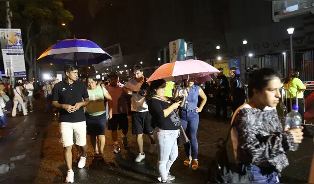  Decenas de ciudadanos formaron largas colas para disfrutar de la música del artis    