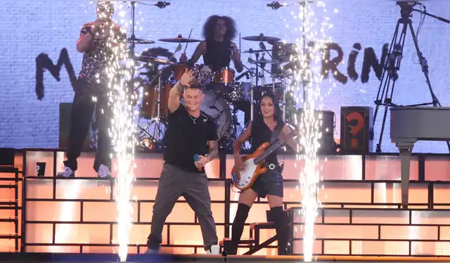  Alejandro Sanz se rindió ante el talento de la multipercursionista Gisella Giurfa. Foto: Carlos Felix, La República    