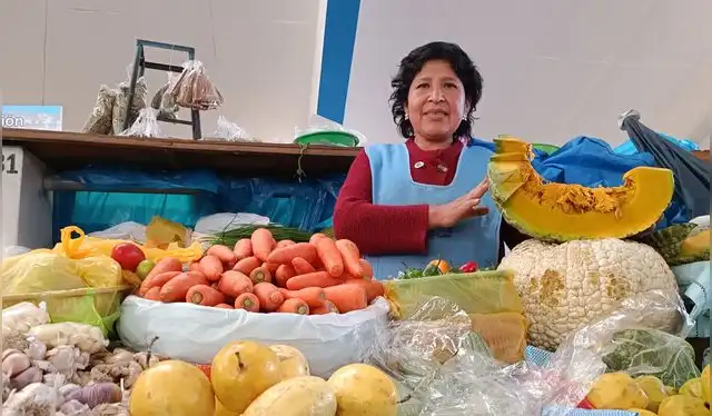 Variedad de verduras se ofertan en el mercado Laykakota de Puno. Foto: Liubomir Fernández -La República.   