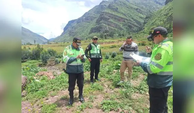 La Policía Nacional y bomberos llevan a cabo las labores de búsqueda de los ocupantes desaparecidos del siniestro. Foto: Central de Noticias Cusco La Policía Nacional y bomberos llevan a cabo las labores de búsqueda de los ocupantes desaparecidos del siniestro. Foto: Central de Noticias Cusco