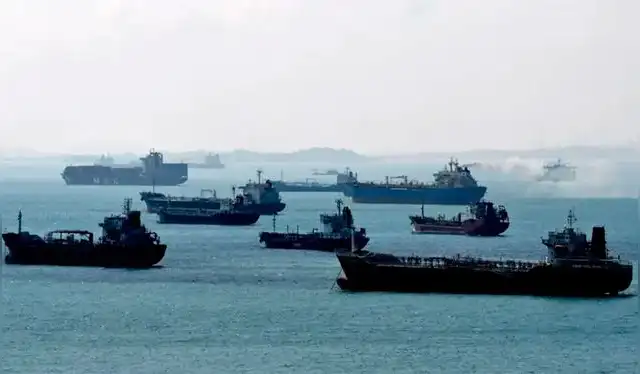  La Unión Europea mantiene restricciones sobre 597 buques vinculados a esta red, a los que se les prohíbe el acceso a puertos comunitarios y la prestación de servicios clave para el transporte de crudo. Foto: AFP   