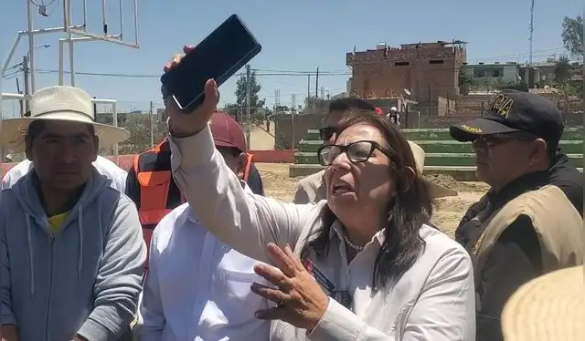 Ministra Nelly Paredes sugirió a los vecinos afectados informarse del clima mediante app. Foto: Mirelia Quispe - La República.   