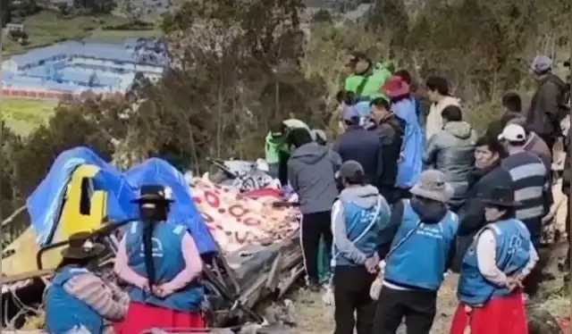 Bus cayó a un barranco de 40 metros. Foto: difusión   