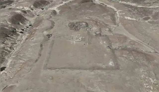  El complejo incluye una plataforma cuadrangular de piedra de aproximadamente 40 por 50 metros y casi 3 de altura, junto a una plaza rectangular. Foto: Carito Tavera / Programa Arqueológico Chicama    