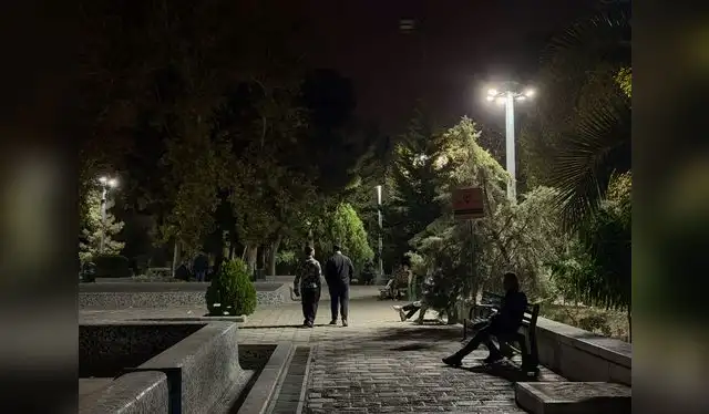 En el parque Daneshjoo. Una pareja gay camina, dará la vuelta al parque en un coqueteo invisible. Foto: Jorge Pezantes  