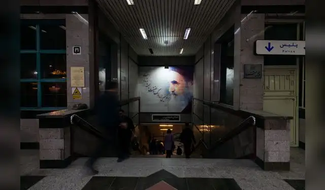  Las imágenes de los líderes supremos abundan en los servicios públicos como el metro. Foto: Jorge Pezantes   