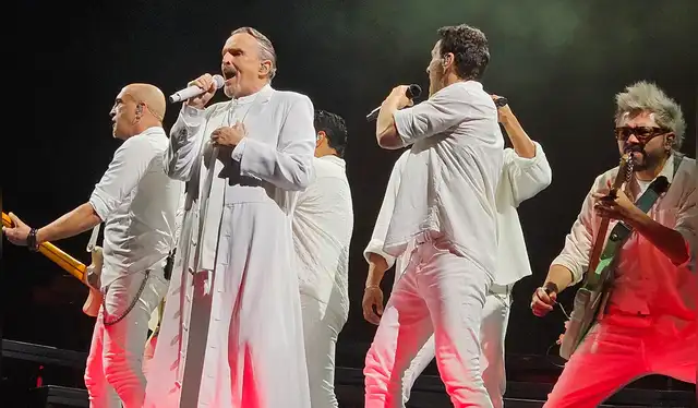 El concierto inició con 'Amarte' y fue un viaje musical intergeneracional. Asistentes de diversas edades unieron sus voces en un homenaje a los clásicos del artista español. Foto: Thalia Gutierrez / URPI -LR   