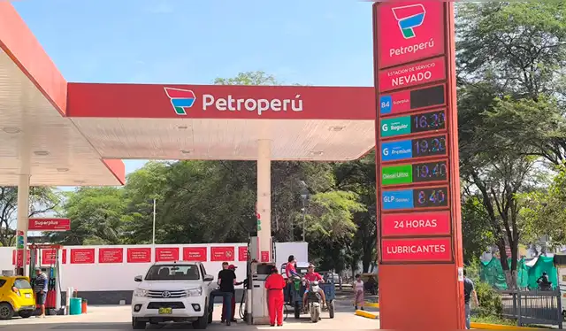 En el grifo Petroperú, en Piura, el GLP está costando S/ 8.40. Foto: Almendra Ruesta, La República  