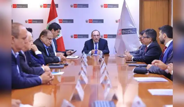 Antes de anunciar el financiamiento, hubo reunión de la Junta de Accionistas de Petroperú que encabeza el Minem y MEF. En la cita indicaron que Petroperú debe recuperar protagonismo en el mercado. Antes de anunciar el financiamiento, hubo reunión de la Junta de Accionistas de Petroperú que encabeza el Minem y MEF. En la cita indicaron que Petroperú debe recuperar protagonismo en el mercado.