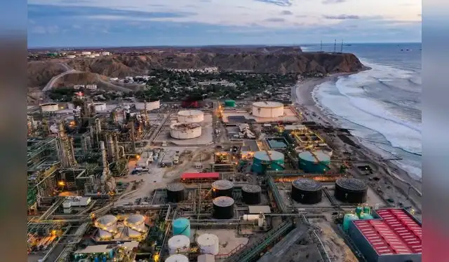 La moderna Refinería de Talara es un megaproyecto de US$6.000 millones que duplicó la capacidad de refinación de petróleo de 65.000 a 95.000 barriles diarios, pero también es el principal origen del endeudamiento de Petroperú. La moderna Refinería de Talara es un megaproyecto de US$6.000 millones que duplicó la capacidad de refinación de petróleo de 65.000 a 95.000 barriles diarios, pero también es el principal origen del endeudamiento de Petroperú.