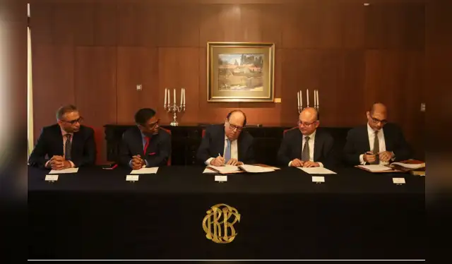  Julio Velarde, presidente del BCRP, junto a representantes del Banco de la Reserva de la India, la embajada de India en Perú y NPCI, en la firma del acuerdo para impulsar la nueva plataforma de pagos digitales.   