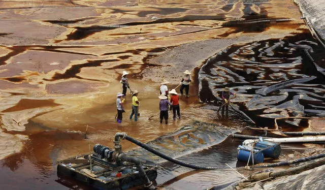 Geologists from the Hunan Provincial Geological Bureau confirm a massive gold discovery in Pingjiang County. Photo: New York Post   